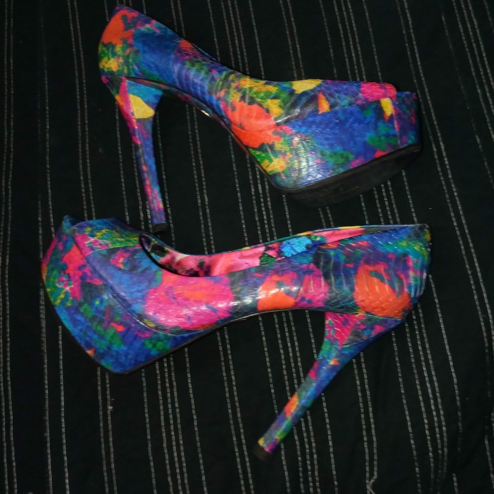 Brian Atwood "Rainbow Snake" silk lined pumps - Picture 6 of 9